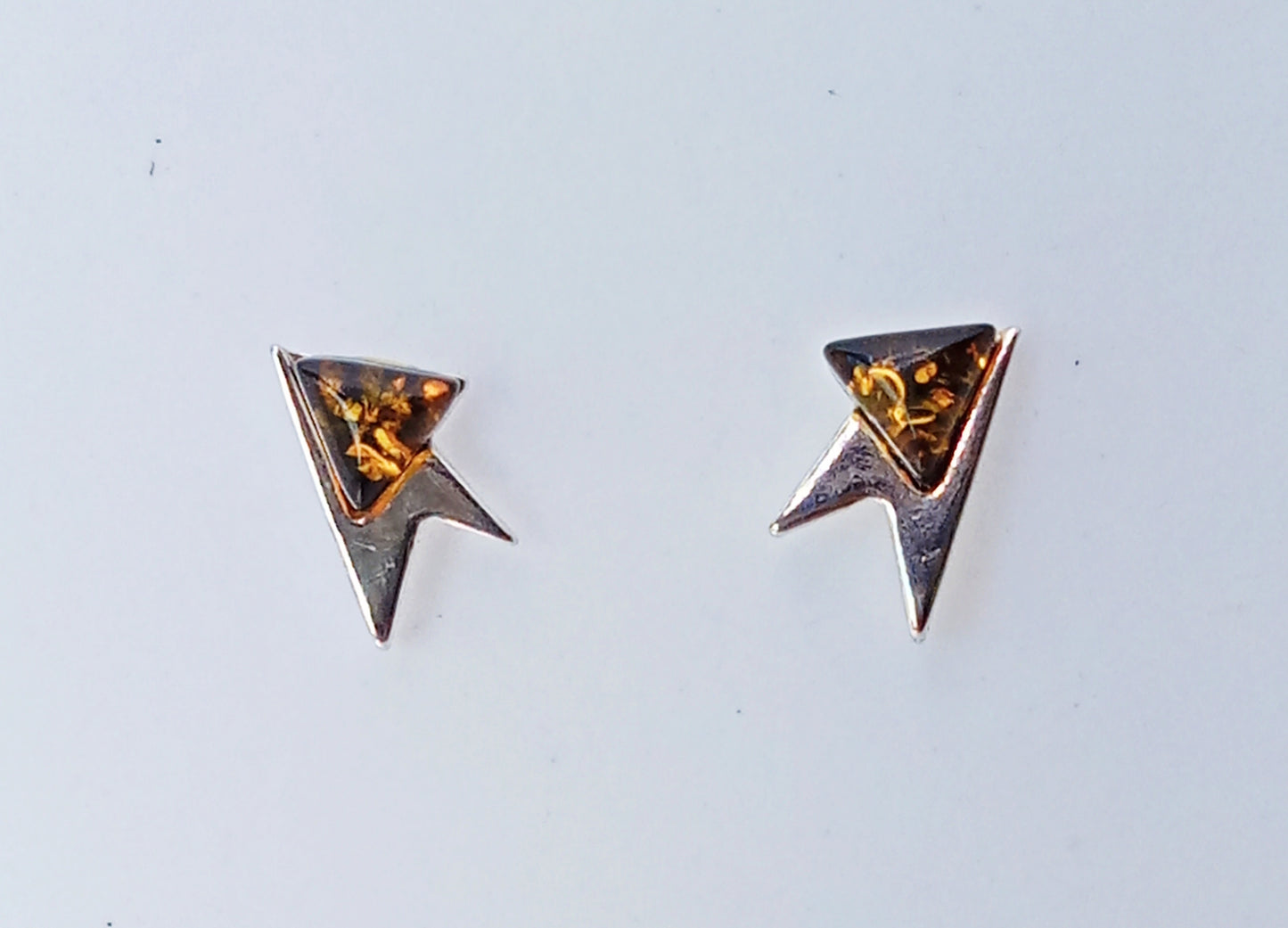 ARETES TRIANGULO MODERNO