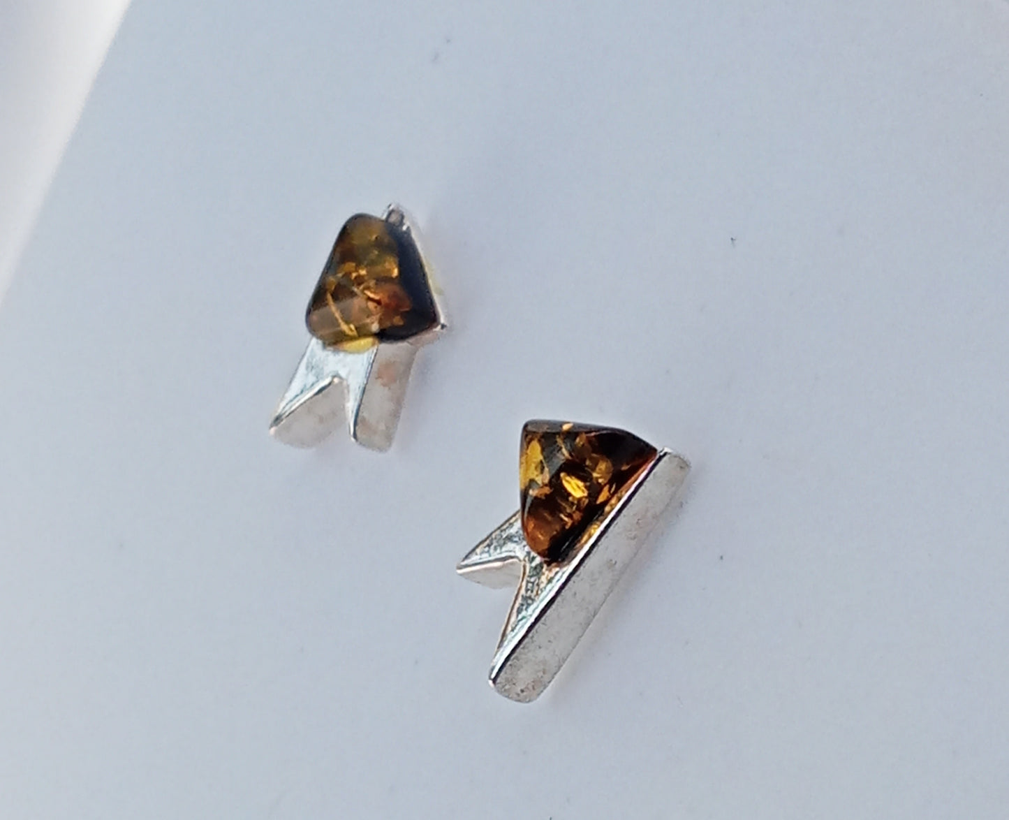 ARETES TRIANGULO MODERNO