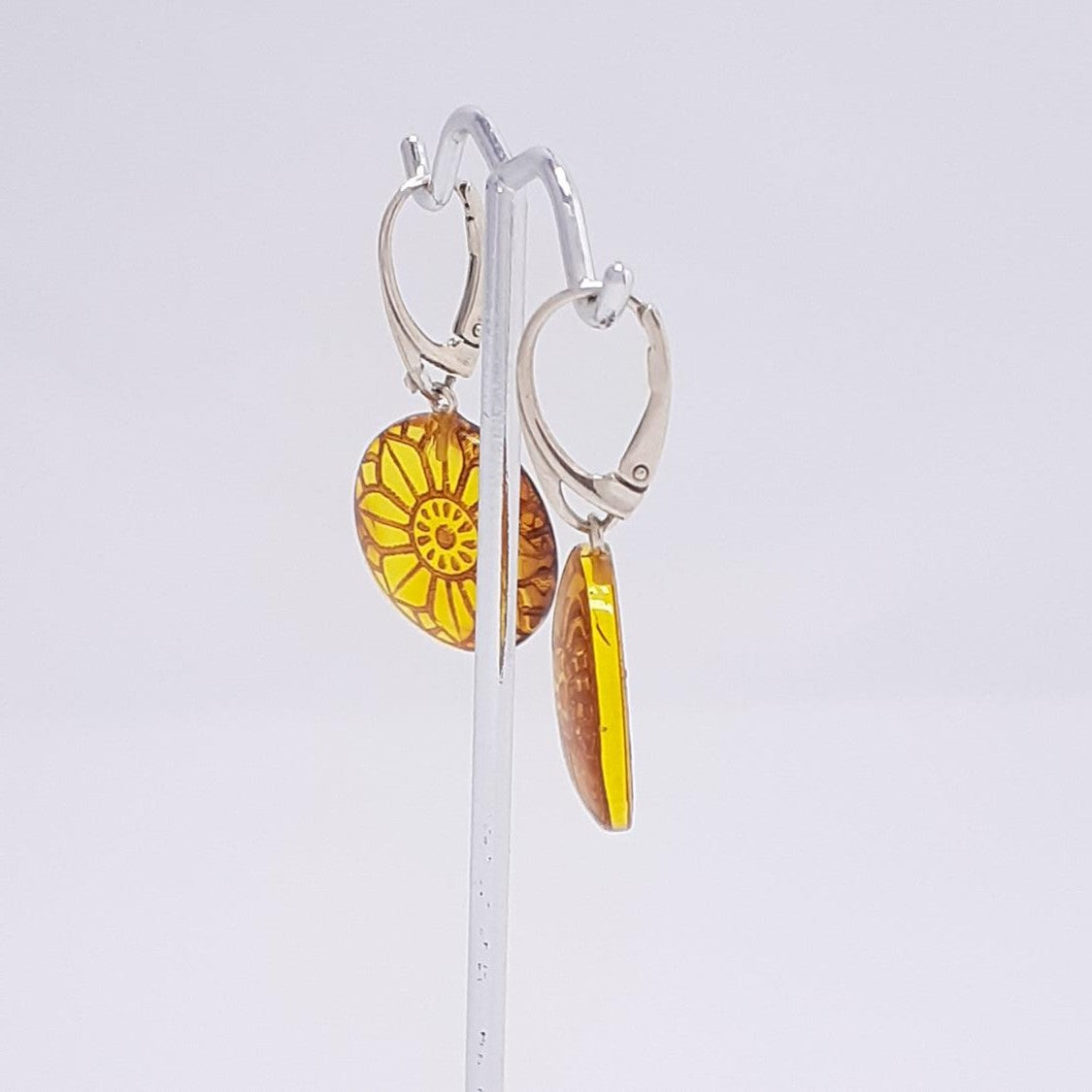 ARETES FLOR GRABADA